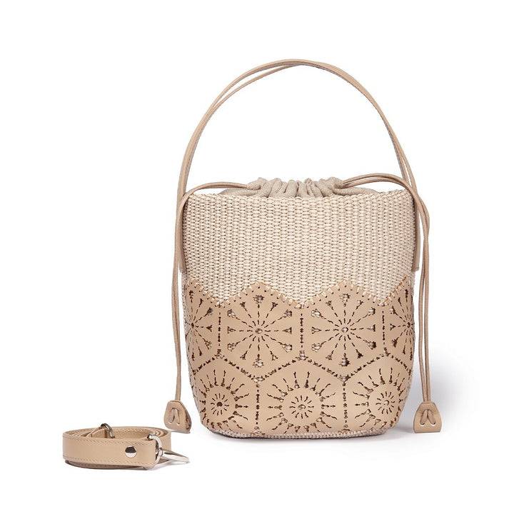 Roberta Gandolfi Giulia Bucket in rafia e pelle il pannello tagliato al laser è interamente cucito a mano con tracolla staccabile