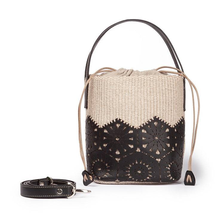 Roberta Gandolfi Giulia Bucket in rafia e pelle il pannello tagliato al laser è interamente cucito a mano con tracolla staccabile