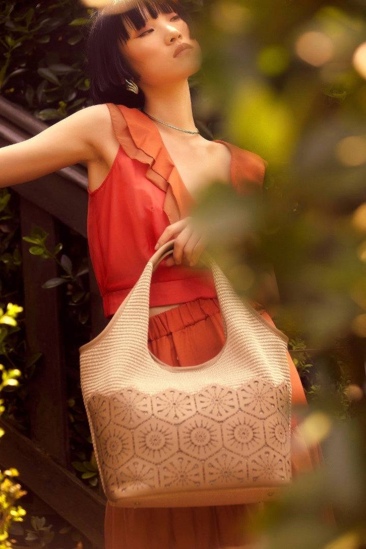 Roberta Gandolfi Giulia Hobo In Rafia E Pelle Il Pannello Tagliato Al Laser è Interamente Cucito A Mano