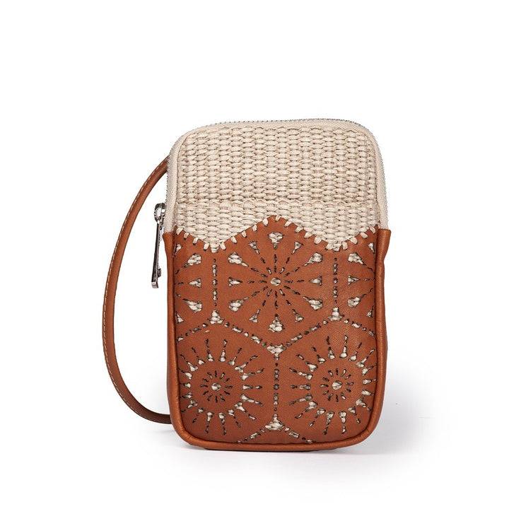 Roberta Gandolfi Giulia phone holder in rafia e pelle il pannello tagliato al laser è interamente cucito a mano con tracolla staccabile