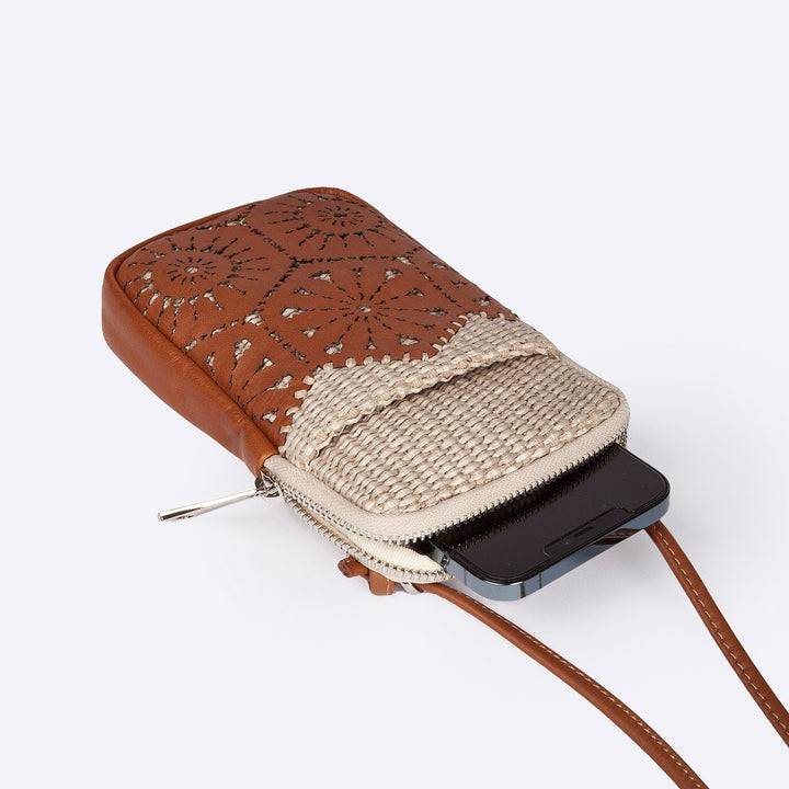 Roberta Gandolfi Giulia Phone Holder In Rafia E Pelle Il Pannello Tagliato Al Laser è Interamente Cucito A Mano Con Tracolla Staccabile