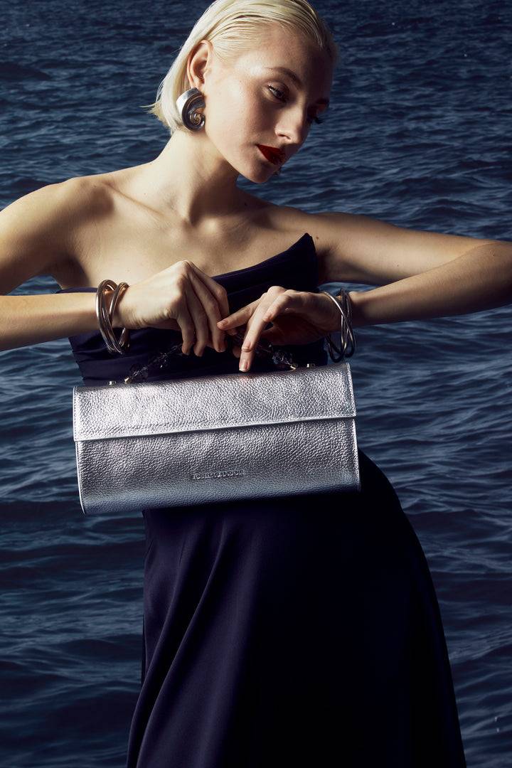 Roberta Gandolfi Julia Boule Cluch In Pelle Metalizzata E Manico Gioiello Con Tracolla Staccabile E Regolabile