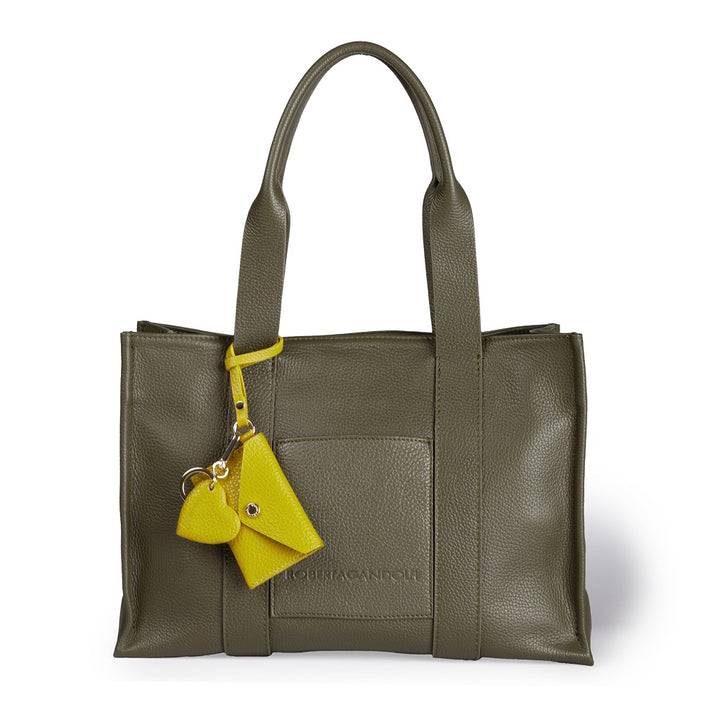 Roberta Gandolfi Tessa shopping in pelle con charms colorato e pratica tasca esterna