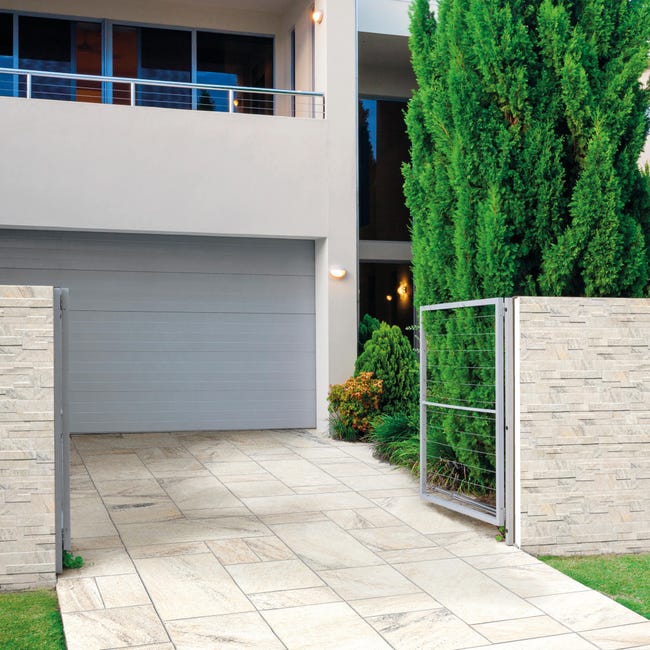 Leroymerlin Piastrella da pavimento e rivestimento esterno Crystal in gres porcellanato opaco bianco e beige 50 x 25cm Sp. 9 mm traffico intenso (pei 4/5) R11