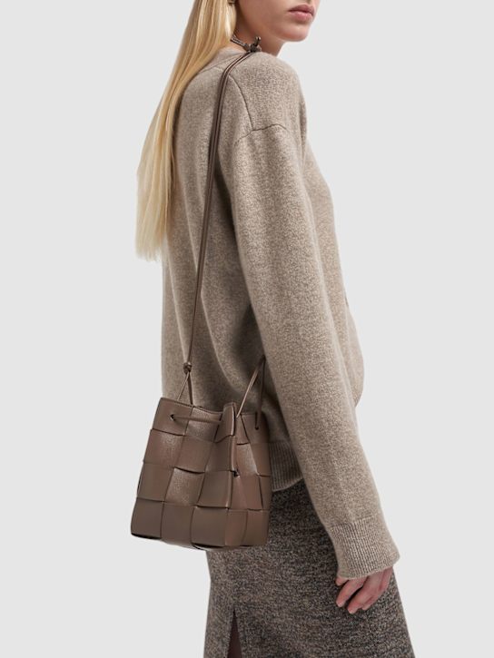 Luisaviaroma Borsa Piccola A Secchiello Cassette In Pelle
