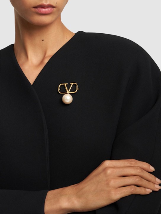 Luisaviaroma Spilla V Logo Signature / Perle D’imitazione