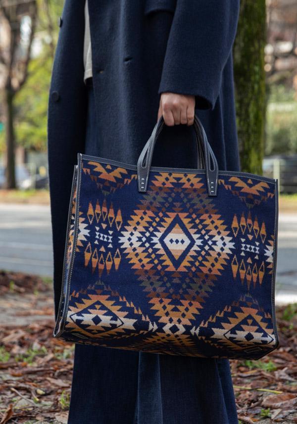 Rose & Lini A VACATION “TANK SHOPPER LARGE” TRAILS NAVY BAG