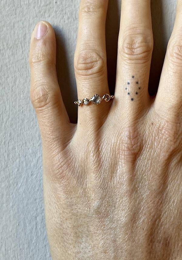 Rose & Lini DORETTE GOLD & WHITE SAPPHIRE “BAGUE SIMPLE” RING