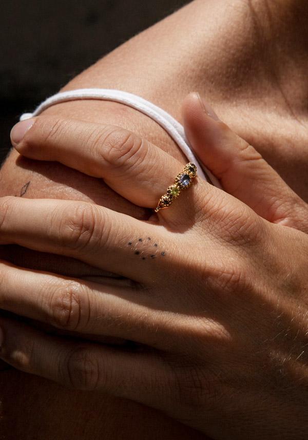 Rose & Lini DORETTE MULTICOLOR “BAGUE JARRETIÈRE” GOLD RING