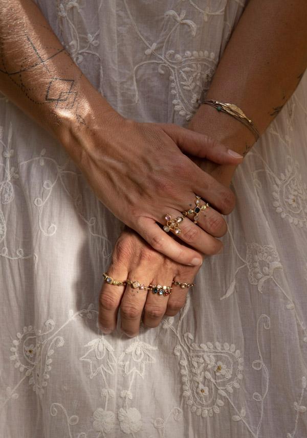 Rose & Lini DORETTE MULTICOLOR “BAGUE JARRETIÈRE” GOLD RING