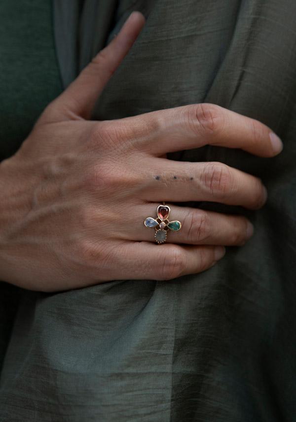 Rose & Lini DORETTE MULTICOLOR “BAGUE TRÈFLE” GOLD RING