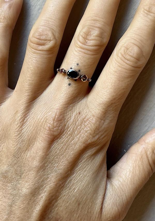 Rose & Lini DORETTE RUBY & BLUE SAPPHIRE “BAGUE SIMPLE” GOLD RING