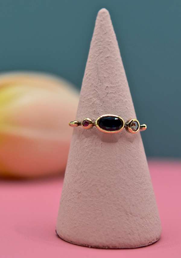Rose & Lini DORETTE RUBY & BLUE SAPPHIRE “BAGUE SIMPLE” GOLD RING