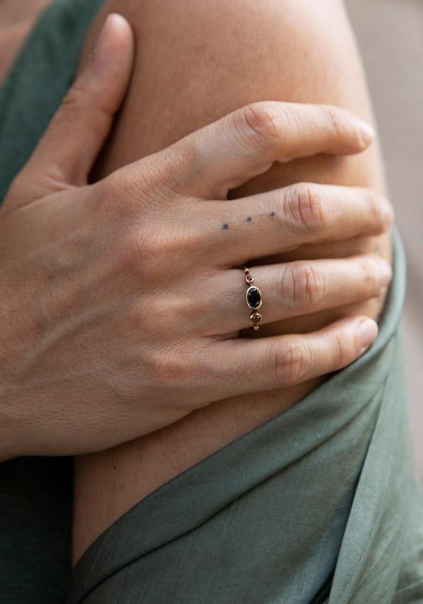 Rose & Lini DORETTE RUBY & BLUE SAPPHIRE “BAGUE SIMPLE” GOLD RING