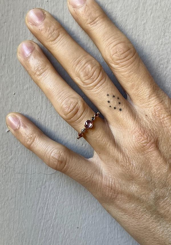 Rose & Lini DORETTE SPINEL & SAPPHIRES “BAGUE SIMPLE” GOLD RING