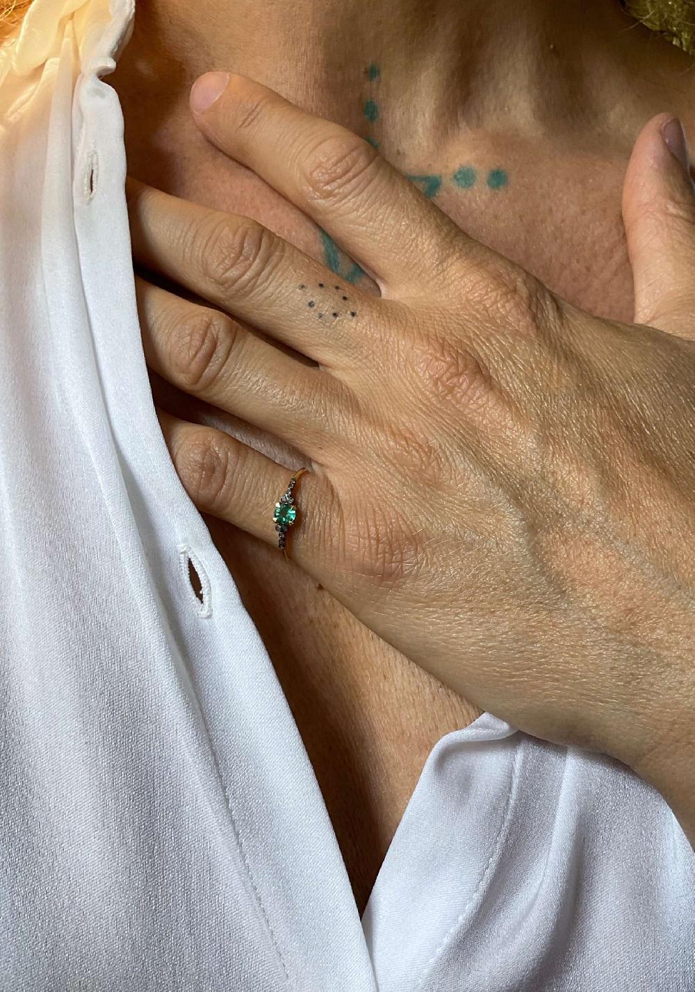 Rose & Lini 5 OCTOBRE “BONIE” GOLD & EMERALD RING