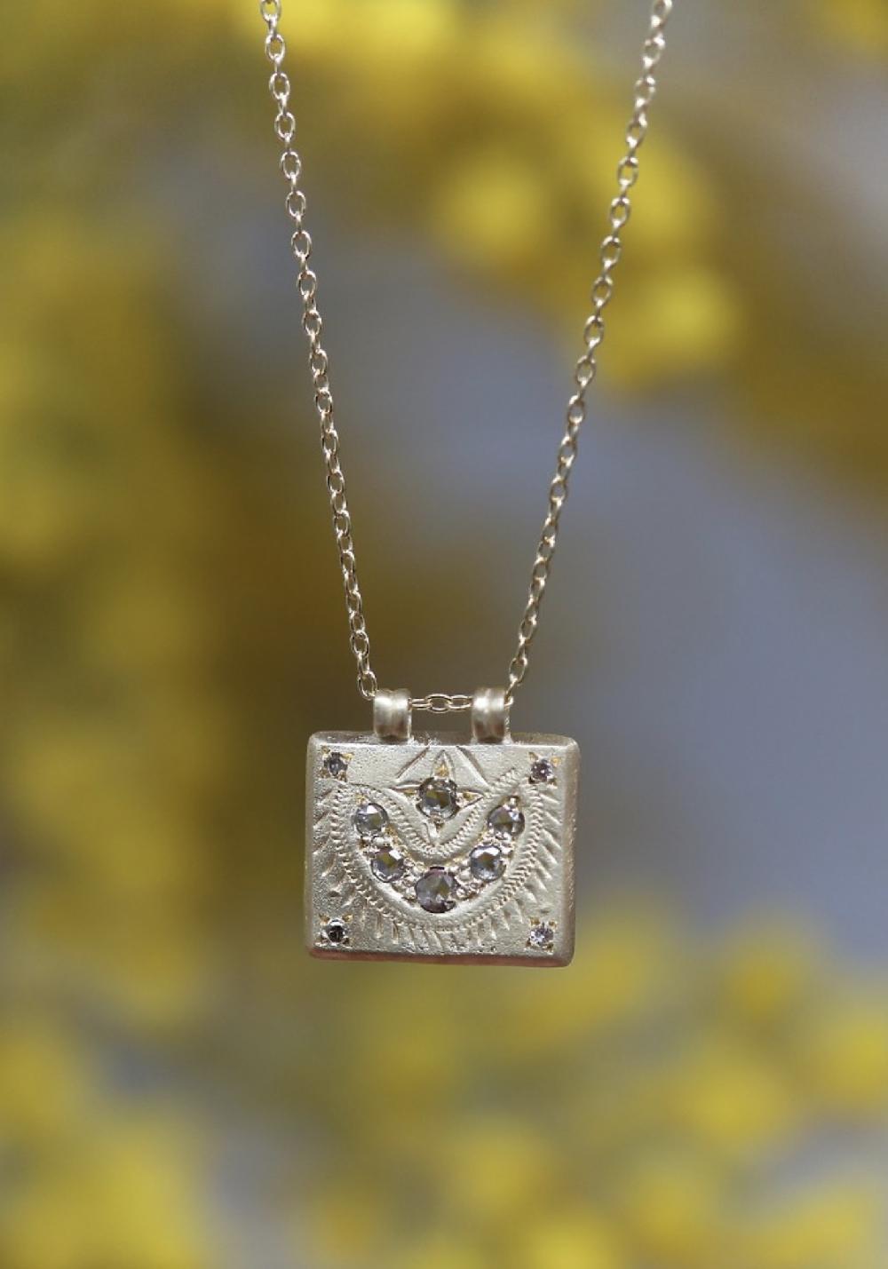 Rose & Lini 5 OCTOBRE “GAIA” GOLD MEDAL NECKLACE