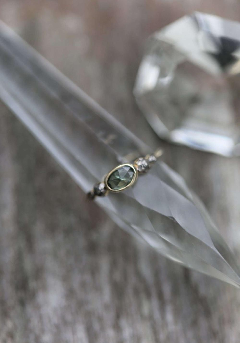 Rose & Lini 5 OCTOBRE “GWEN” GOLD & GREY SAPPHIRE RING