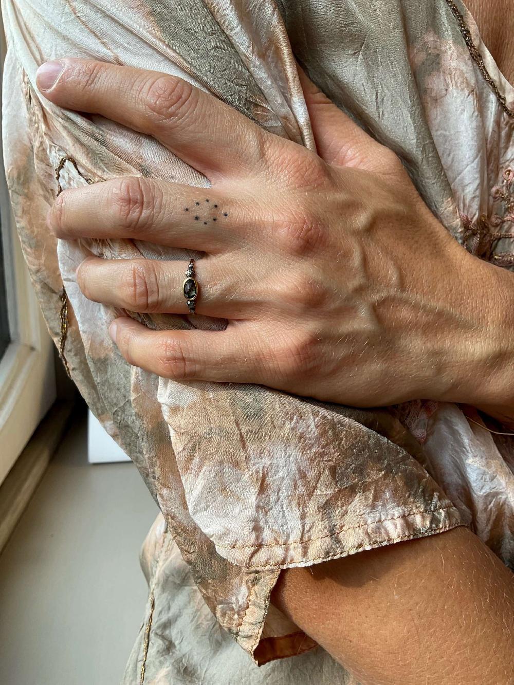 Rose & Lini 5 OCTOBRE “GWEN” GOLD & GREY SAPPHIRE RING