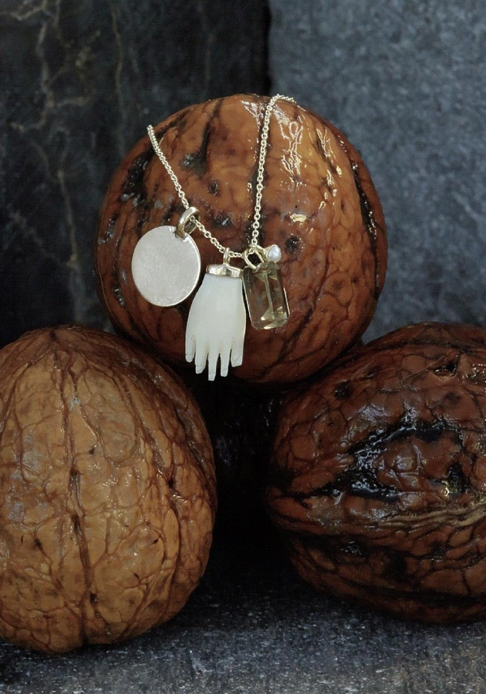 Rose & Lini 5 OCTOBRE “HANDIE” GOLD & CHARMS NECKLACE