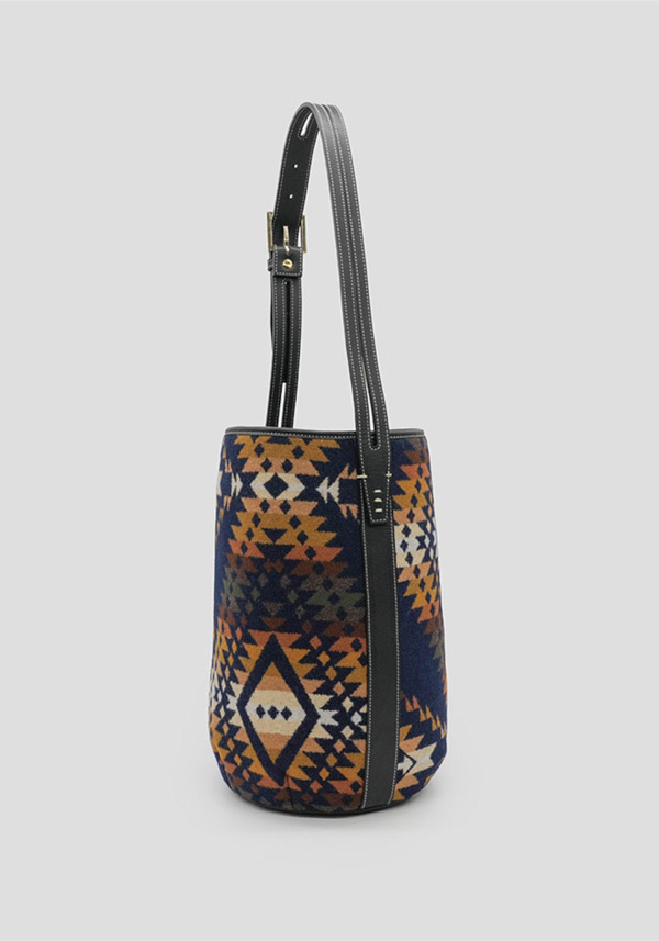 Rose & Lini A VACATION “MARCHE” TRAILS NAVY BUCKET BAG