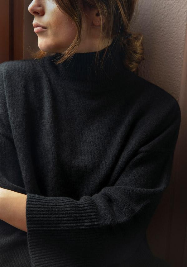 Rose & Lini BE YOU CASHMERE “TURTLE NECK” BLACK KNIT