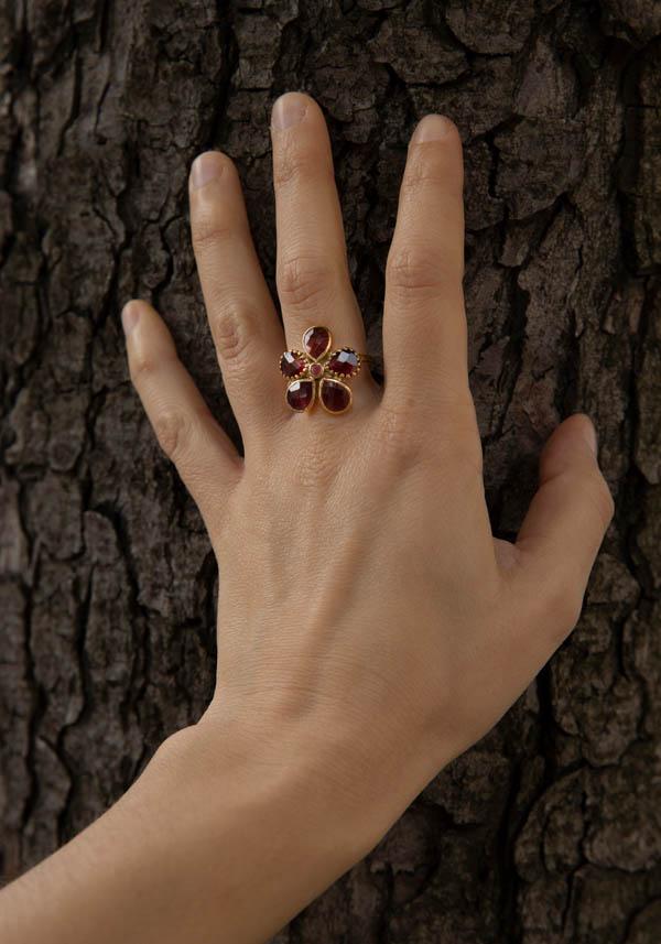 Rose & Lini DORETTE GARNET “BAGUE FLEUR” GOLD RING