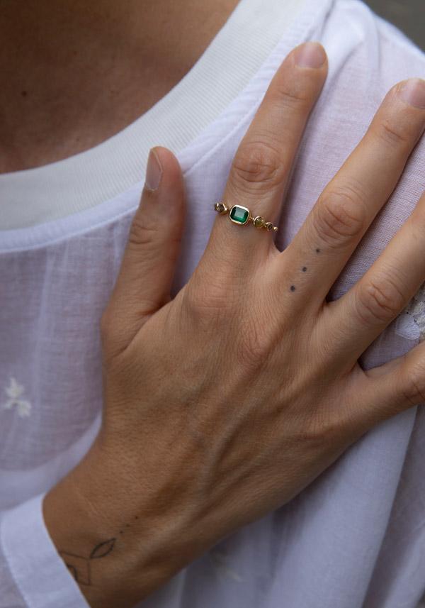 Rose & Lini DORETTE GOLD & EMERALD “BAGUE SIMPLE” RING