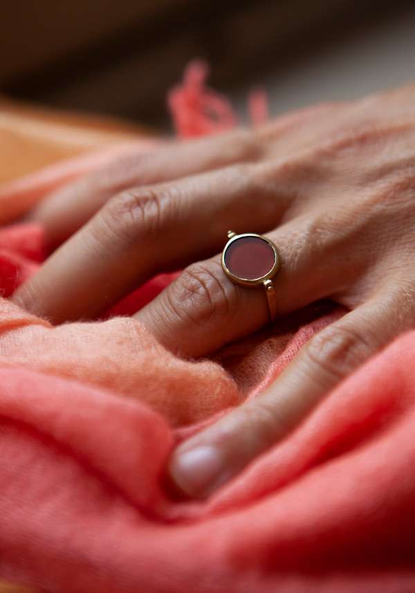 Rose & Lini MAITEA “BASCULANT” CARNELIAN RING