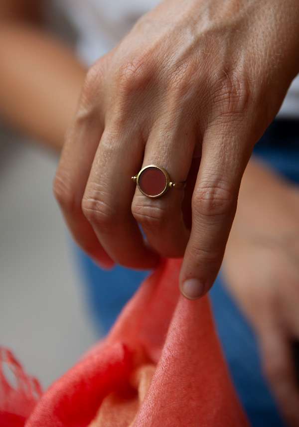 Rose & Lini MAITEA “BASCULANT” CARNELIAN RING