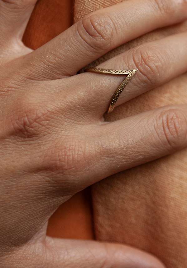 Rose & Lini MAITEA “HEART” GOLD ENGRAVED RING
