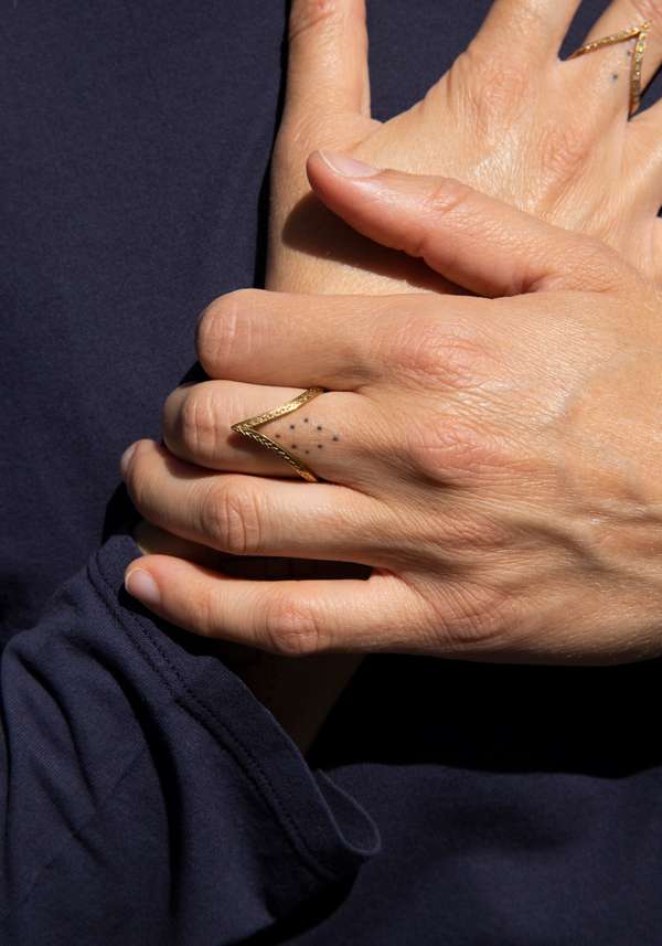 Rose & Lini MAITEA “HEART” GOLD ENGRAVED RING