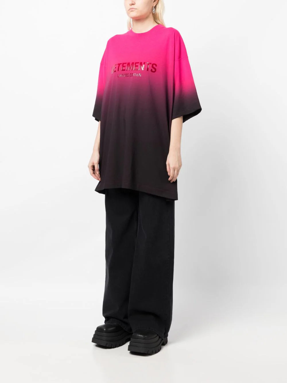 VETEMENTS Gradient Logo Limited Edition T-shirt