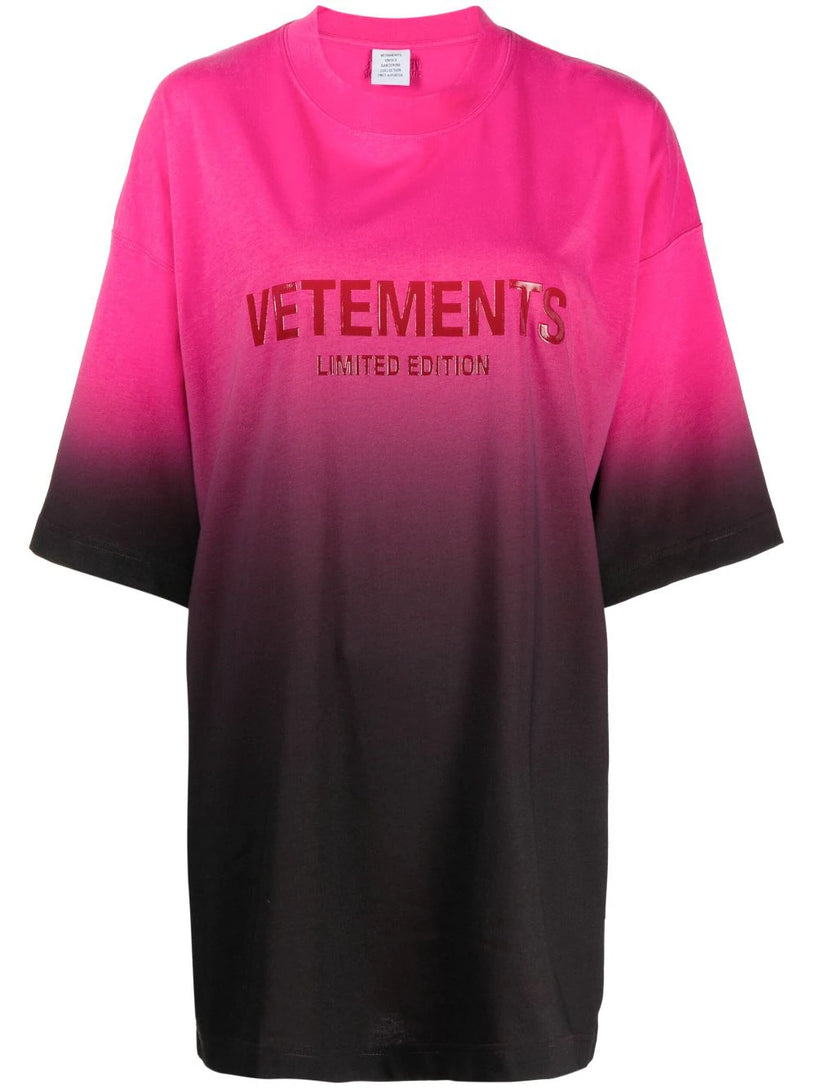 VETEMENTS Gradient logo limited edition t-shirt