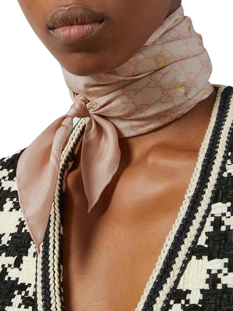 Suitnegozi CARRÉ IN SETA CON STAMPA GG E MORSETTO