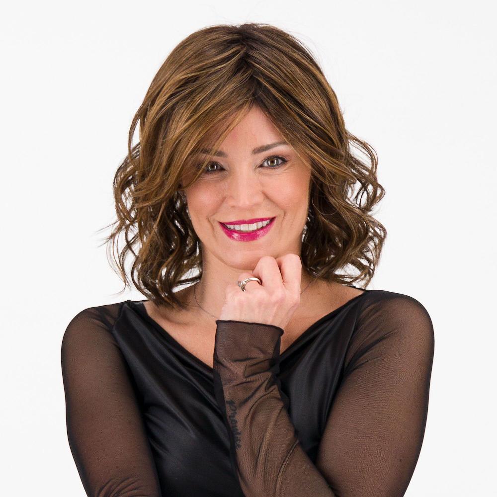 QVC HairDo Parrucca media Lavishly Waved Curl con ciuffo laterale