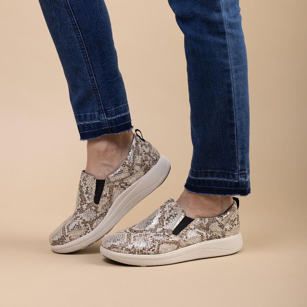 QVC Strive Footwear Slip on in pelle con inserti elastici Soletto imbottito