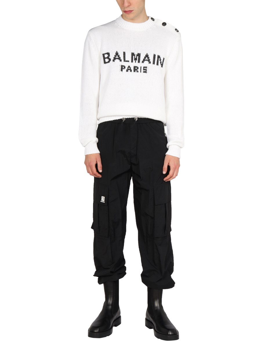 BALMAIN PANTALONE CARGO IN NYLON CON LOGO