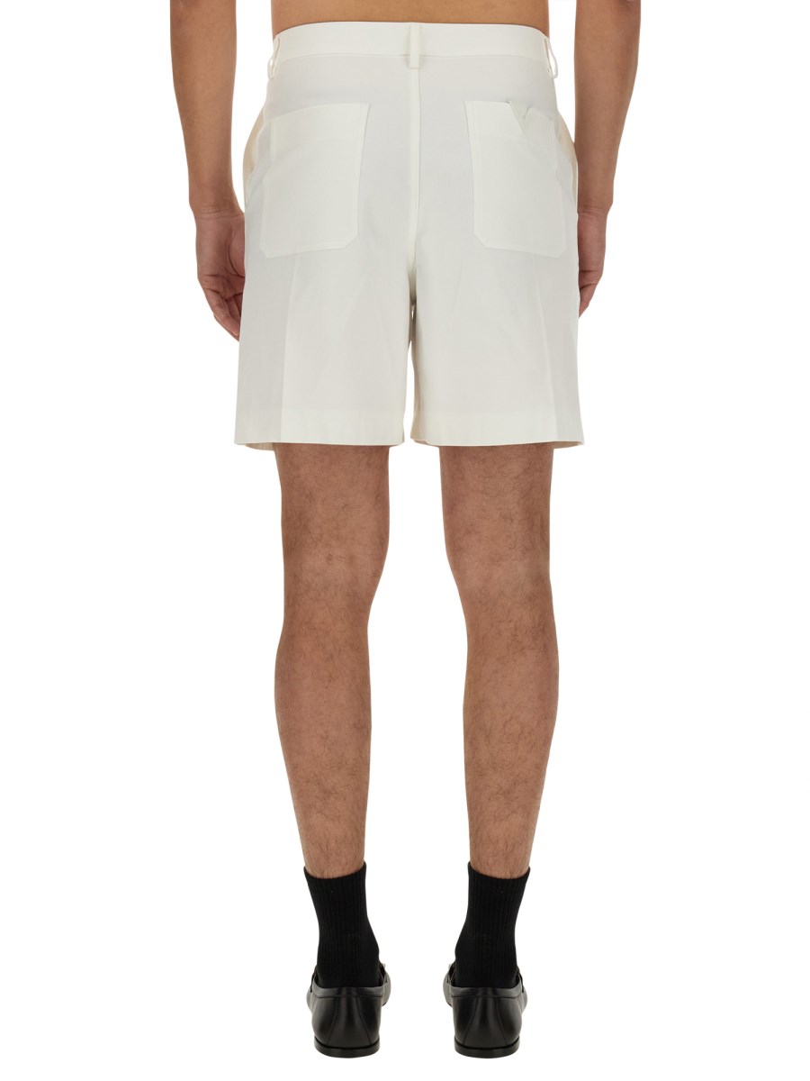 VALENTINO BERMUDA IN CANVAS DI COTONE STRETCH CON V DETAIL GOMMATA