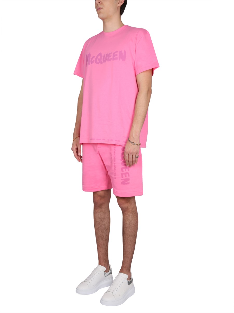 ALEXANDER McQUEEN BERMUDA IN COTONE CON STAMPA LOGO GRAFFITI