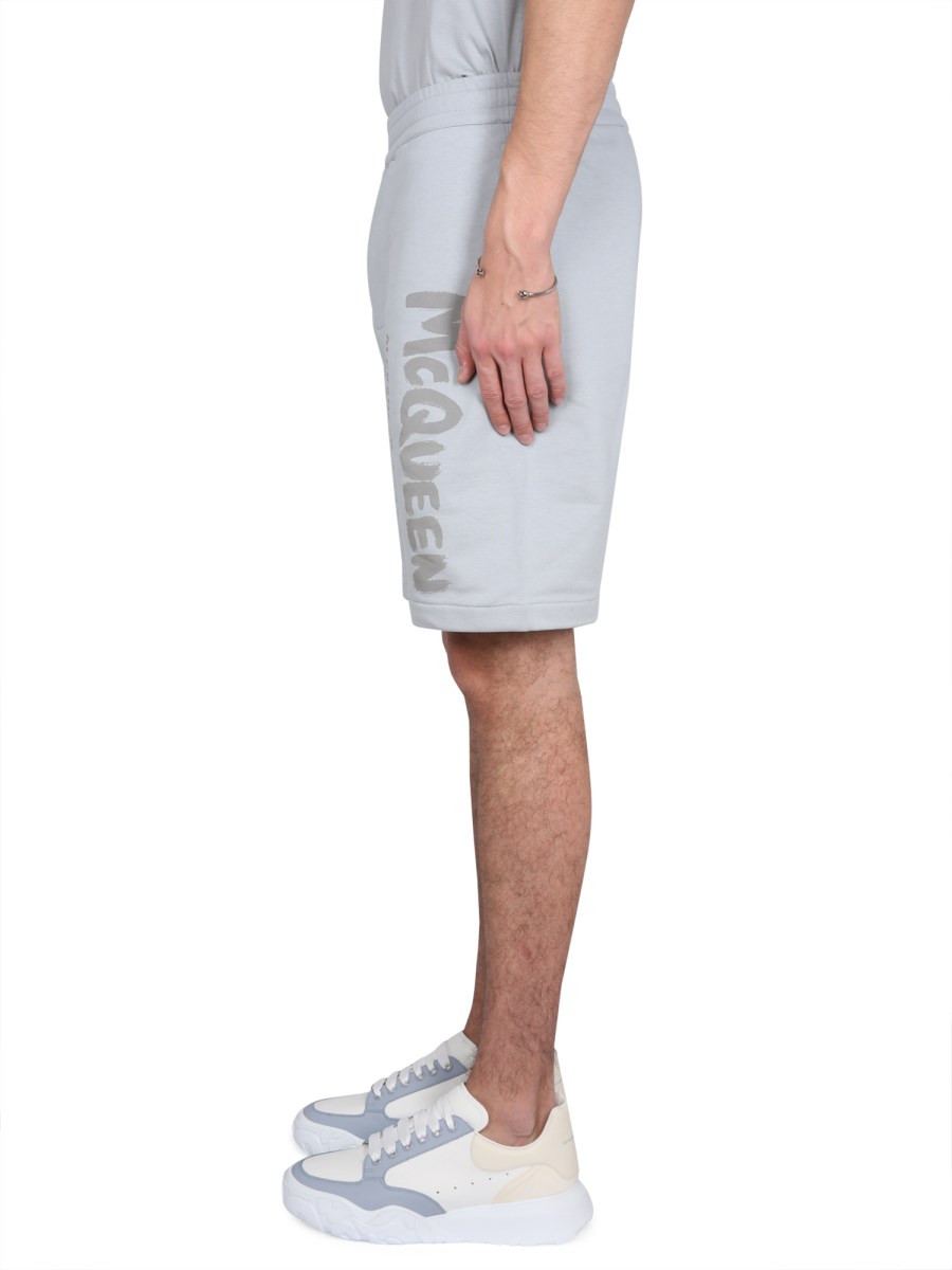 ALEXANDER McQUEEN BERMUDA IN COTONE CON STAMPA LOGO GRAFFITI