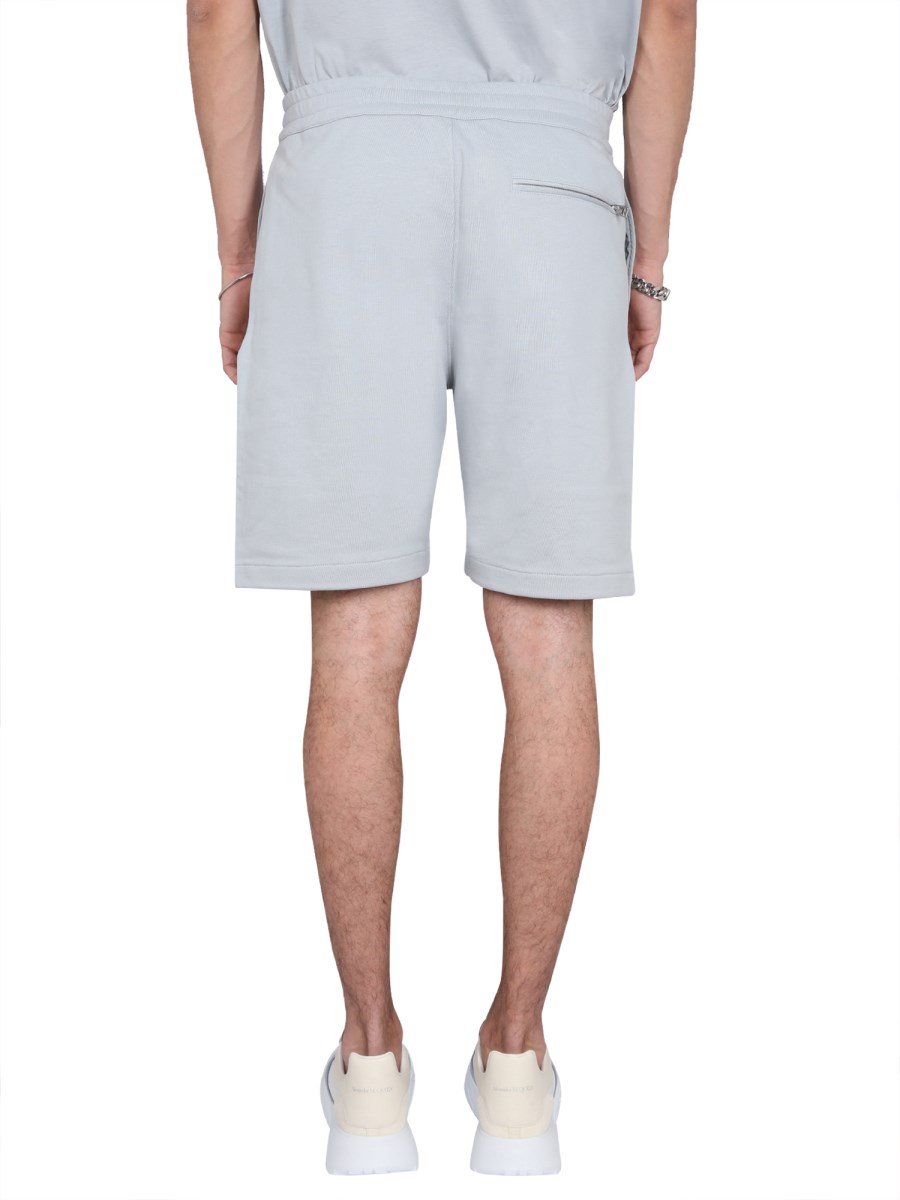 ALEXANDER McQUEEN BERMUDA IN COTONE CON STAMPA LOGO GRAFFITI