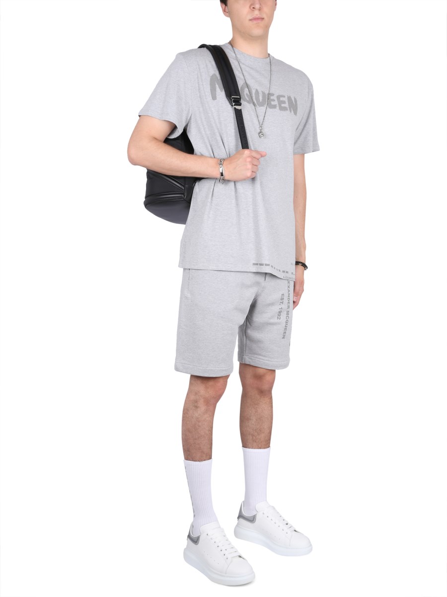 ALEXANDER McQUEEN BERMUDA IN COTONE CON STAMPA LOGO GRAFFITI