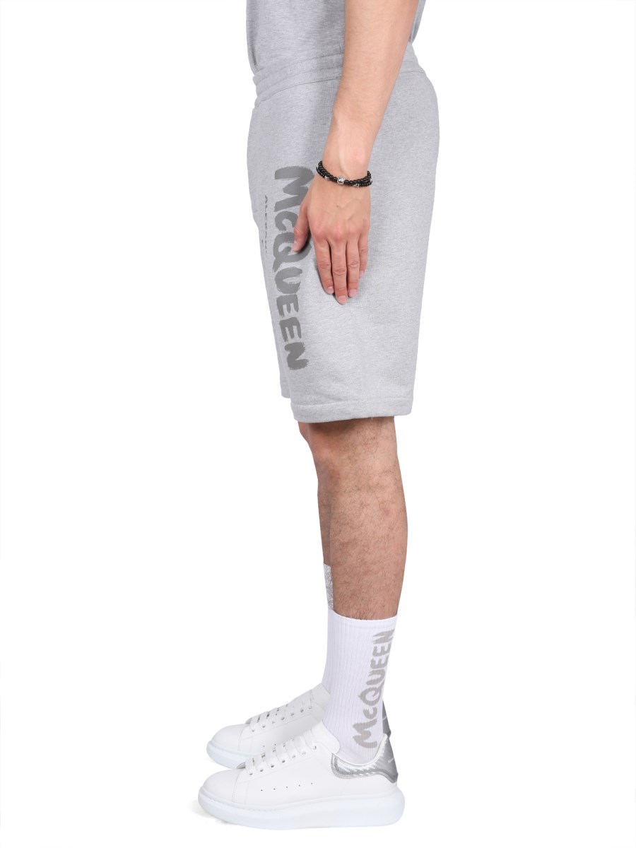 ALEXANDER McQUEEN BERMUDA IN COTONE CON STAMPA LOGO GRAFFITI