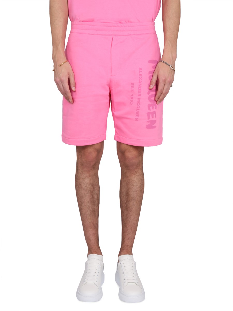 ALEXANDER McQUEEN BERMUDA IN COTONE CON STAMPA LOGO GRAFFITI