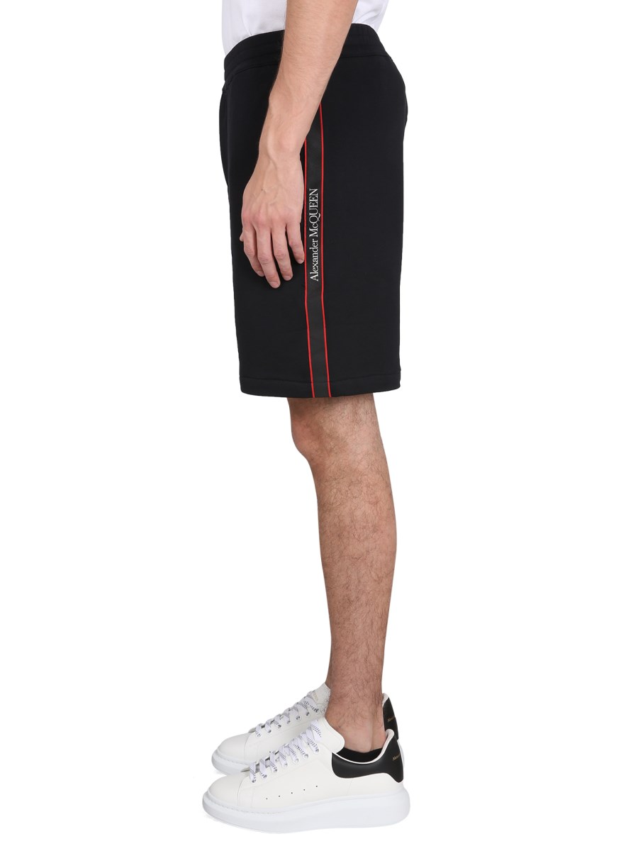 ALEXANDER McQUEEN BERMUDA IN FELPA DI COTONE CON BANDA LOGATA CIMOSATA