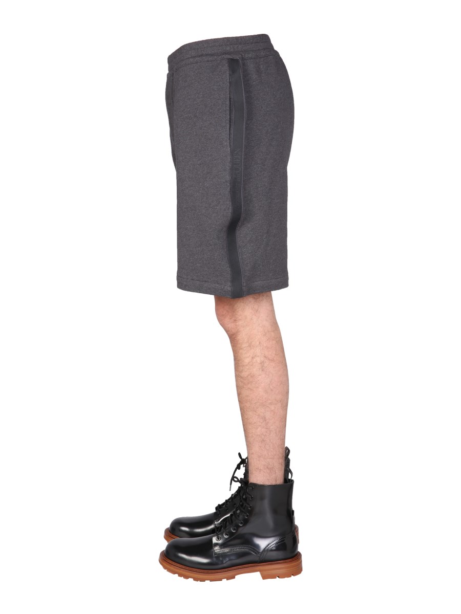 ALEXANDER McQUEEN BERMUDA IN FELPA DI COTONE CON BANDA LOGATA CIMOSATA