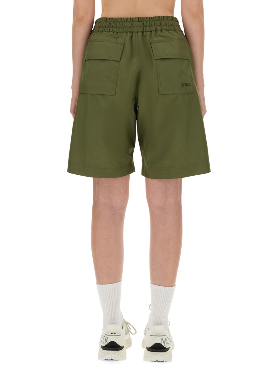 MONCLER GRENOBLE BERMUDA IN TESSUTO TECNICO CON LOGO