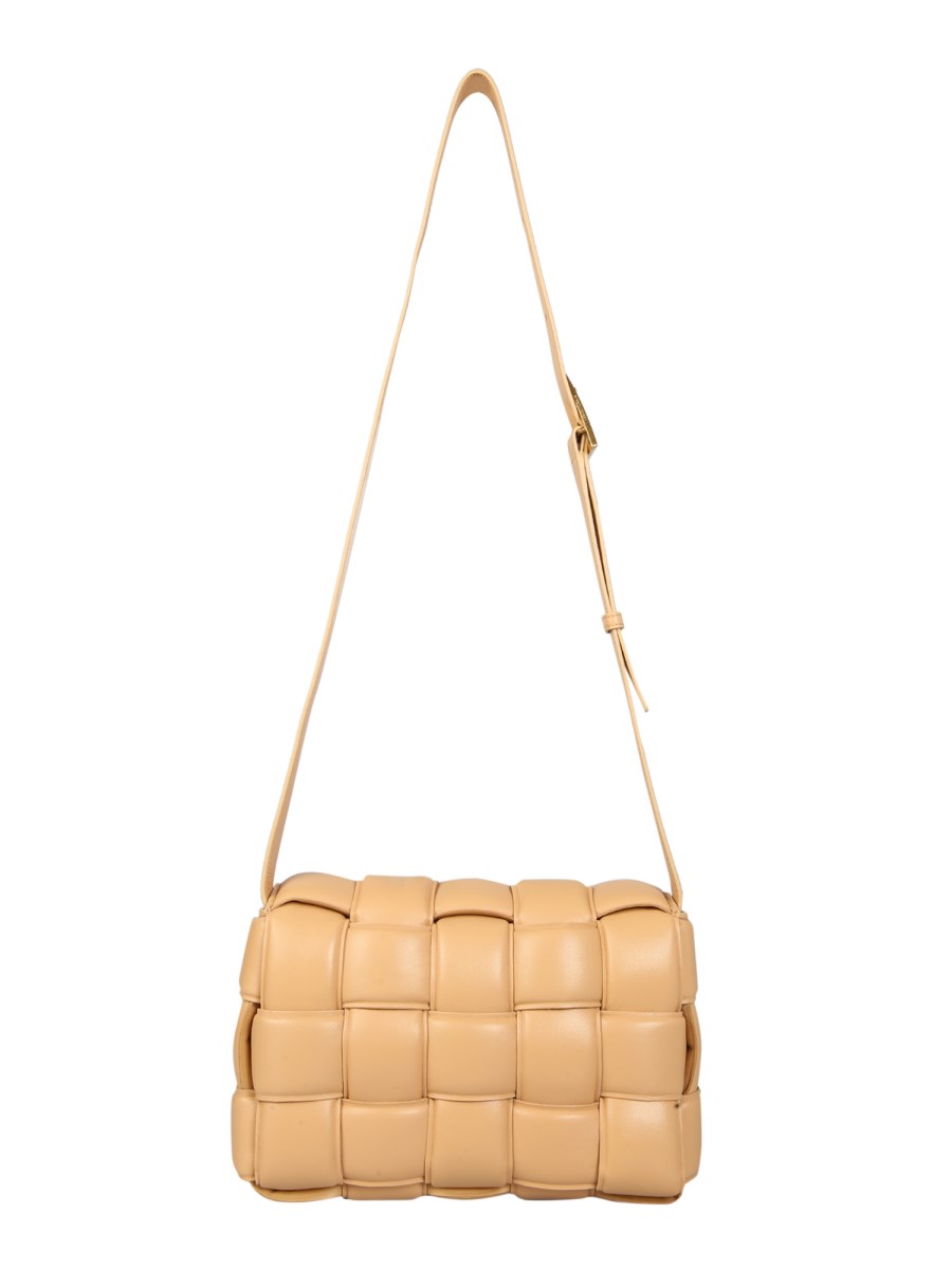 BOTTEGA VENETA BORSA PADDED CASSETTE CON MAXI MOTIVO INTRECCIATO