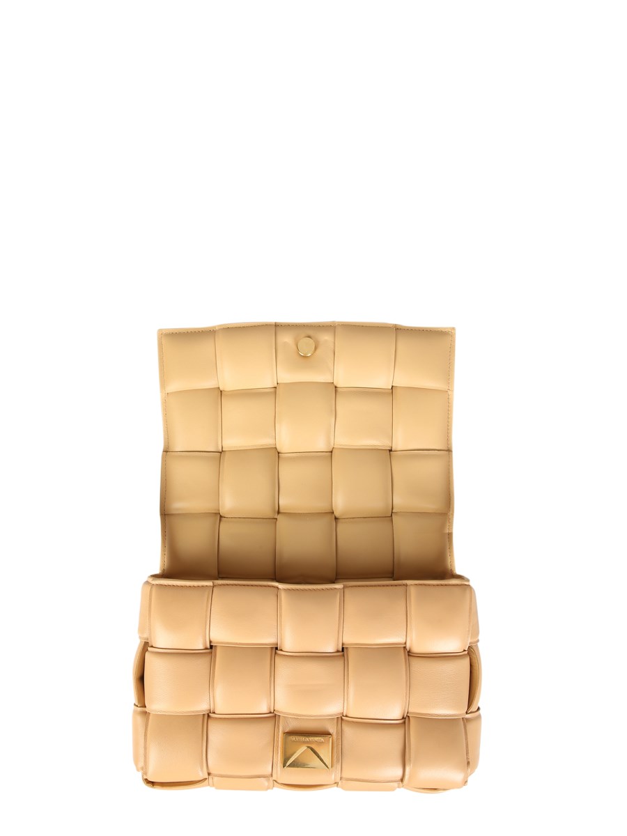 BOTTEGA VENETA BORSA PADDED CASSETTE CON MAXI MOTIVO INTRECCIATO